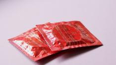 Foto de archivo de dos preservativos