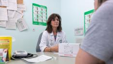 Marina Francés, coordinadora de Enfermería del centro de salud Seminario, entrega a una paciente un test para la prueba de sangre oculta en heces.