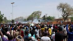 Decenas de ciudadanos ante la embajada francesa en la capital de Níger