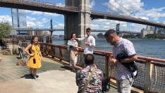 En el puente de Brooklyn durante la grabación del documental aragonés de Alantansí en Nueva York
