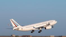 Un  avión francés despega en el aeropuerto de Niamey, Níger.