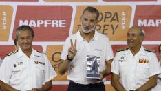 El Rey Felipe VI (c) recibe el trofeo de segundo clasificado de la clase ORC 1 junto a la tripulación del "Aifos" en la última jornada de la 41ª Copa del Rey Mapfre de Vela, este sábado en el recinto de Ses Voltes de Palma.
