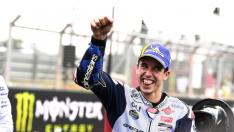 El español Álex Márquez (Ducati Desmosedici GP22) celebra la victoria de la carrera sprint del Gran Premio de Gran Bretaña en Silverstone