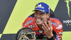 El piloto español Aleix Espargaró (Aprilia) celebra la victoria en la carrera de MotoGP del Gran Premio de Gran Bretaña