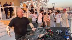 Un cura DJ da los buenos días con música tecno a los jóvenes de las JMJ en Lisboa