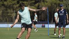Andrei Ratiu golpea el balón en un entrenamiento con la SD Huesca.