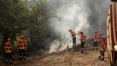Bomberos portugueses extinguiendo un incendio un Galé de Cima, Aljezur.