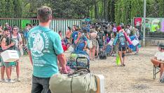 Varias personas llegando a Aranda de Duero para disfrutar del Sonorama.