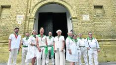 Integrantes de la Cofradía de San Lorenzo posan en la puerta de la basílica.