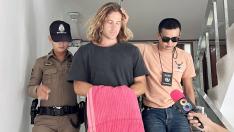 Koh Phangan (Thailand), 07/08/2023.- A Spanish chef alleged murder suspect Daniel Jeronimo Sancho Bronchalo (C), is escorted by Thai police officers to the court from Koh Phangan police station in Koh Phangan island, sou