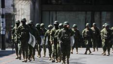 Militares participan en la ceremonia de conmemoración del primer grito de la independencia, en Quito (Ecuador)