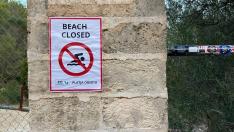 Caterva cuelga carteles en las calas de Manacor (Mallorca) que critican la masificación turística