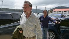 Rajoy y Feijóo, llegando juntos a la comida del periodista Bieito Rubido en Cedeira (La Coruña).