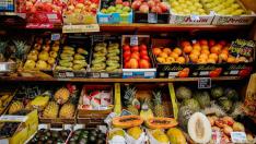 Piezas de frutas y hortalizas en la frutería Vitaminas