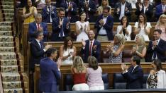 Begoña Nasarre, de verde, aplaude desde la primera bancada socialista la elección de Armengol como presidenta del Congreso.