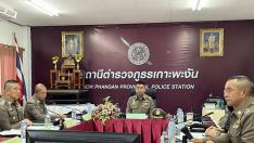 Policía tailandesa en una rueda de prensa.