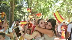 Dos aficionadas celebran en Huesca el triunfo de España el Mundial femenino de fútbol.