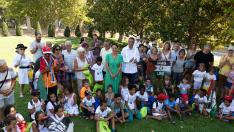 La consejera Carmen Susín, con los niños saharauis y sus familias de acogida, en los jardines del Pignatelli este lunes.