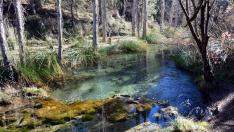El agua cristalina del río Ebrón ofrece un paisaje espectacular combinado con la vegetación de las pasarelas