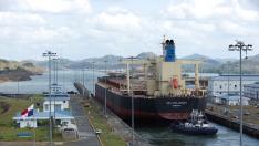 Buques de carga transitan por el Canal, en las afueras de la Ciudad de Panamá