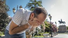 LOGROÑO (LA RIOJA), 24/08/23.- Un hombre se refresca en una fuente de Logroño para poder sobrellevar las altas temperaturas provocadas por la ola de calor que afecta a La Rioja. EFE/Fernando Díaz