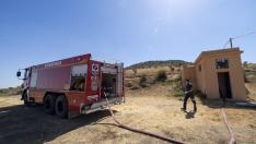 bomberos llevan agua en cisternas a los pueblos de Aragón con sequía.