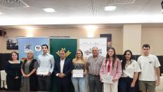 Los representantes de la Fundación Térvalis, Caja Rural de Teruel y el grupo Arco Iris, con becados del próximo curso y de anteriores convocatorias.