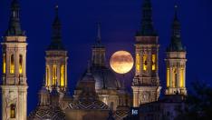 Imagen de la superluna azul esta noche de miércoles sobre la basílica de El Pilar en Zaragoza