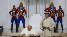 El Papa Francisco con el presidente de Mongolia, Ukhnaagiin Khurelsukh, durante su visita al país.