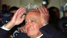 FILED - 03 January 2001, United Kingdom, London: Then Harrods owner Mohamed Al Fayed doning a Victorian emerald and diamond tiara, reduced from 78,000 to 58,500, after Welsh singer Charlotte Church opened the Knightsbridge stores January sale in London. The former Harrods and Fulham FC owner Mohamed Al Fayed who has died at 94, the west London football club confirmed. Photo: William Conran/PA Wire/dpa.. (Foto de ARCHIVO)..03/01/2001 ONLY FOR USE IN SPAIN[[[EP]]]