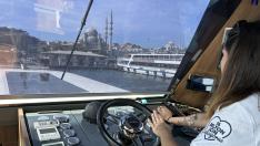 primera mujer que pilota un barco en Estambul, Turquía