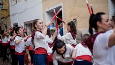 Una parte de los participantes en el dance del Paloteo de Longares