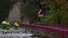 Los trabajadores retiran escombros de un puente, tras inundaciones y fuertes lluvias en Toledo.