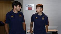 Iván Azón y Alejandro Francés, a su llegada a la concentración de la selección española sub-21 en Madrid.