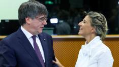 Reunión de Yolanda Díaz y Carles Puigdemont en una sala del Parlamento Europeo en Bruselas