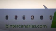 Avión de Binter en el aeropuerto de Zaragoza. gsc1
