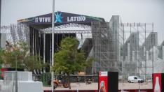 Trabajos de montaje del escenario principal del festival en el recinto de la Expo