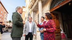La alcaldesa de Teruel, Emma Buj, recibió este miércoles a Azcón en la puerta del Ayuntamiento en su primera visita institucional a la ciudad.