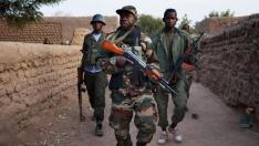 Soldados malienses patrullan en una aldea, en una imagen de archivo.