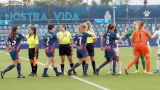 La jugadoras del Huesca saludan a sus rivales durante un amistoso de este verano.