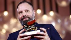 The 80th Venice Film Festival - Awards Ceremony - Venice, Italy, September 9, 2023. Director Yorgos Lanthimos poses with Golden Lion Award for Best Film for the movie 'Poor Things'. REUTERS/Guglielmo Mangiapane TPX IMAGES OF THE DAY
