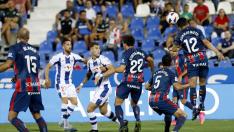 Nieto saca de cabeza un balón en el partido entre el Leganés y el Huesca.
