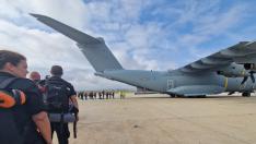 Un equipo de la UME sube al A400 en la Base Aérea de Zaragoza para volar a Marruecos