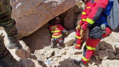 Efectivos de la Unidad Militar de Emergencias (UME) del Ejército español trabajan en las tareas de búsqueda y rescate, este lunes en Anougal (Marruecos)