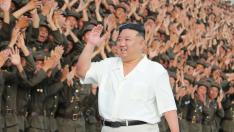 Kim Jong-un junto a las tropas