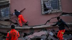 Trabajadores andan entre los escombros, a 11 de septiembre de 2023, en Talat Nyakoub, provincia de Al Haouz, región  de Marrakech-Safi (Marruecos). El terremoto de magnitud 6,8 en la escala abierta de Richter sacudió e