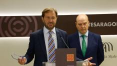 El portavoz parlamentario del PP, Fernando Ledesma, y de Vox, Santiago Morón, registran la solicitud de creación de una comisión de investigación sobre renovables.