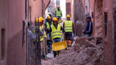 Varios trabajadores limpian los escombros de un edificio dañado por el terremoto en Marrakech.