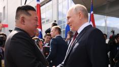 Vladímir Putin y Kim Jong-un estrechando sus manos