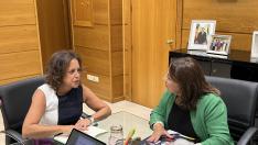 La consejera de Salud y Consumo de la Junta de Andalucía, Catalina García junto a la presidenta de Cruz Roja Andalucía.